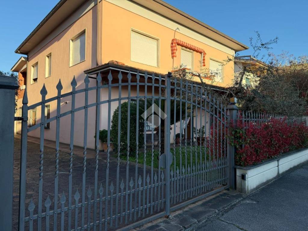 Villa a Chiesina uzzanese in Via Livornese di Sotto - Foto 1