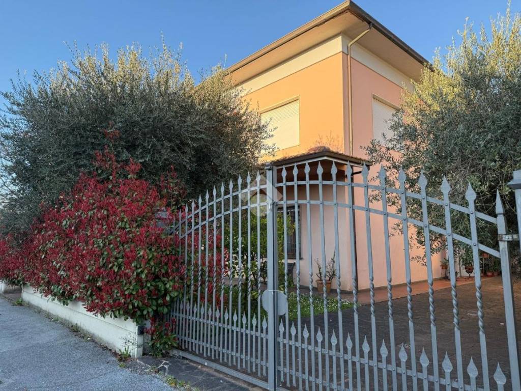 Villa a Chiesina uzzanese in Via Livornese di Sotto - Foto 3