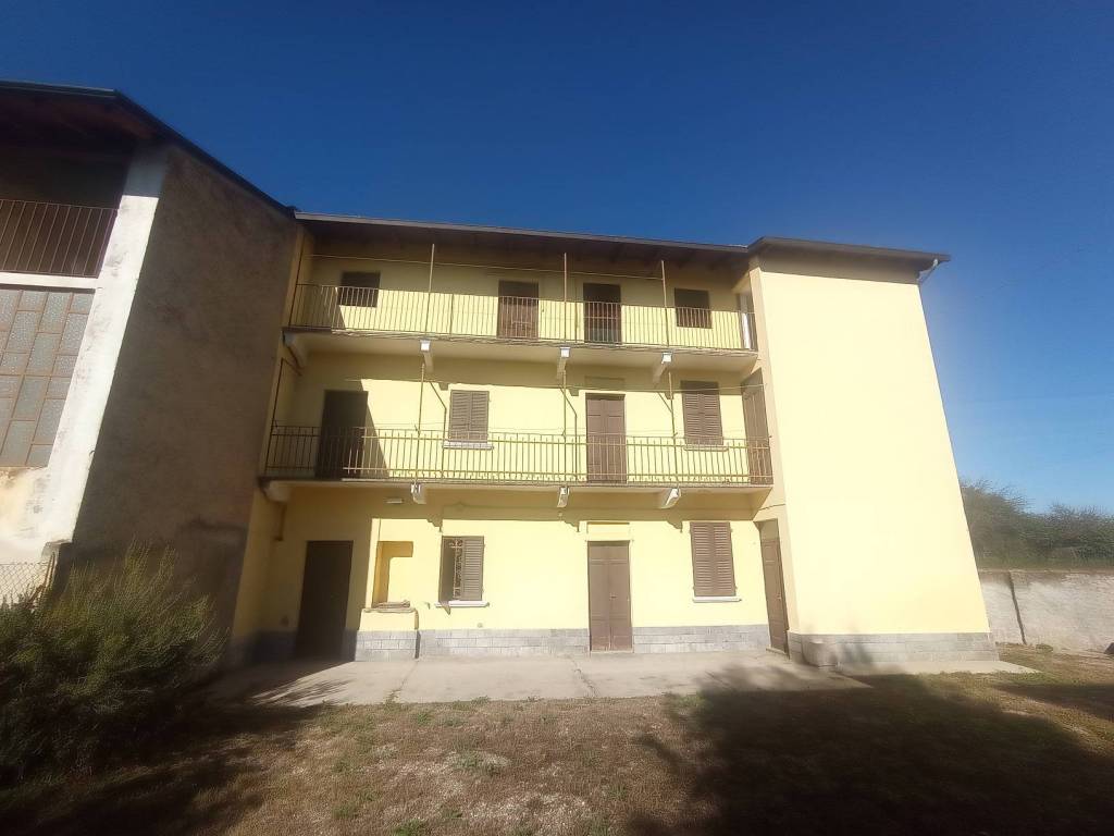 Rustico / casale a Oleggio - Foto 2