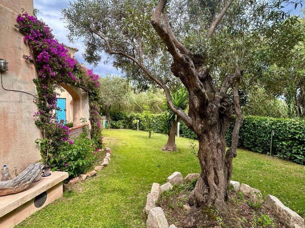 Villa a Loiri porto san paolo in Via Giovan Battista Decandia - Foto 2