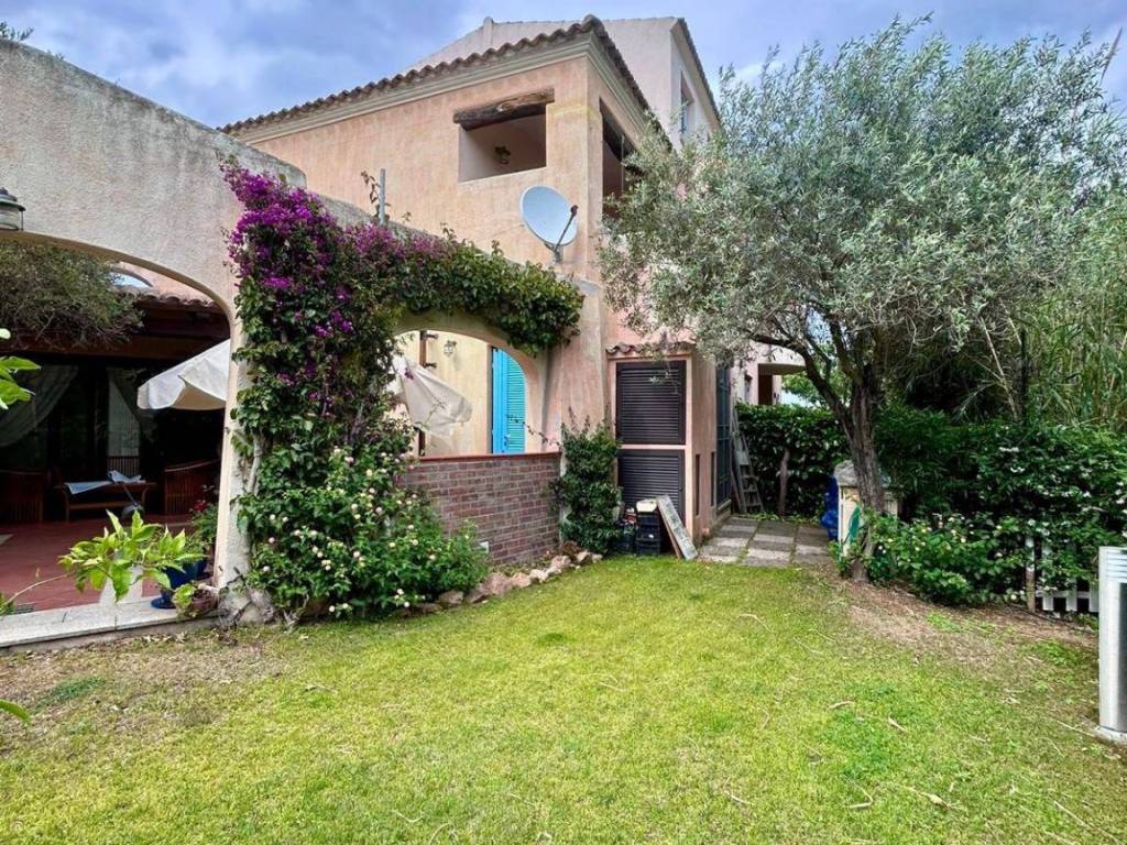 Villa a Loiri porto san paolo in Via Giovan Battista Decandia - Foto 4
