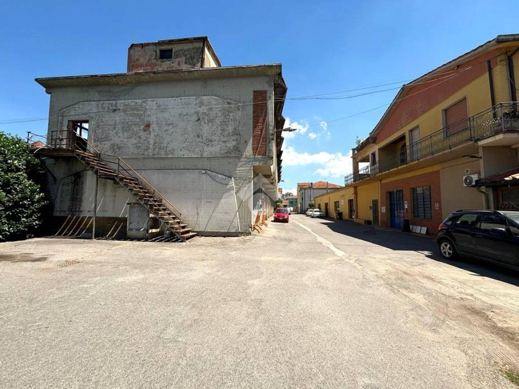 Palazzo / stabile a Quarrata in Via Statale, 572 - Foto 2