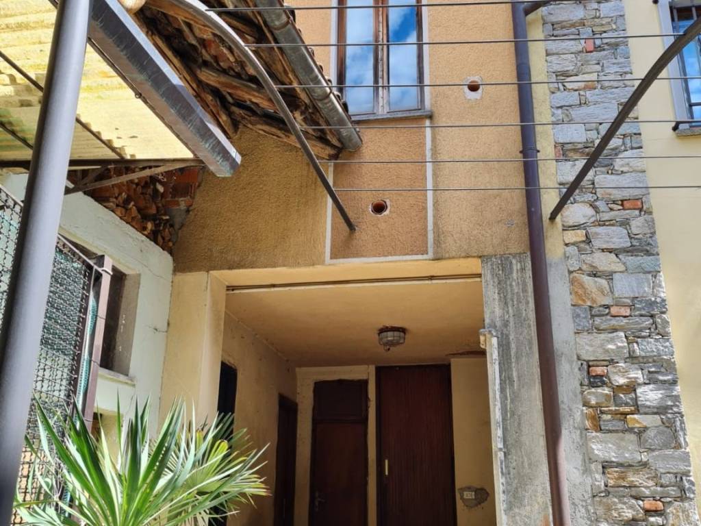 Casa indipendente a Massino visconti in Via Umberto I - Foto 2