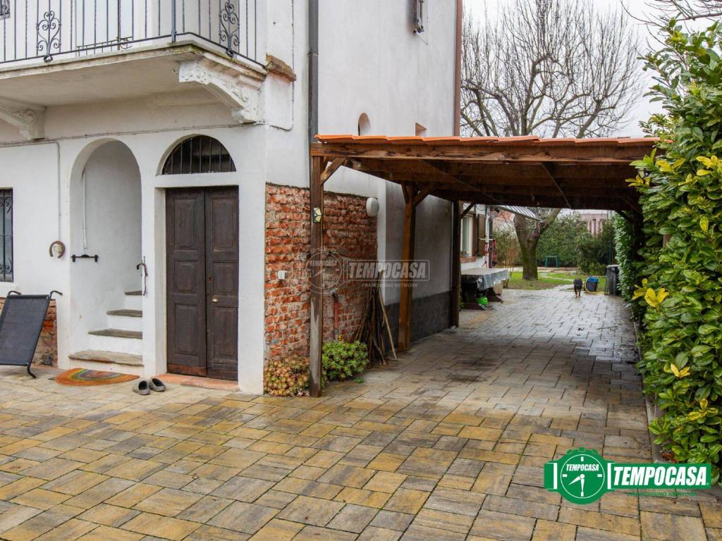 Casa indipendente a Oleggio in Via San Giovanni 159/A - Foto 2