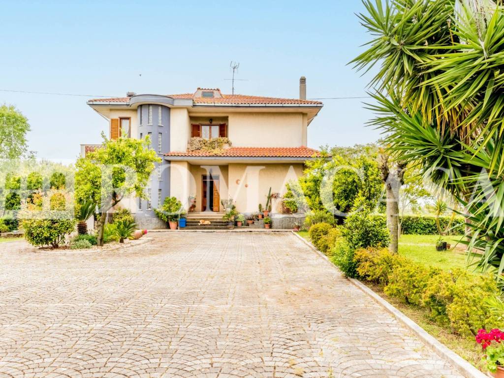 Villa a Aprilia in Via Torre Bruna - Foto 4