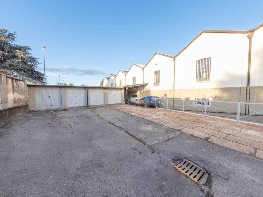 Box / garage a Albizzate in Piazzale Sefro, 3 - Foto 2
