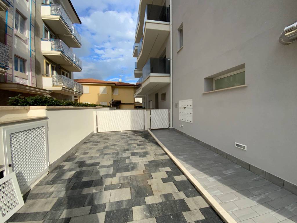 Appartamento a Alba adriatica in Viale Giuseppe Mazzini, 77 - Foto 5