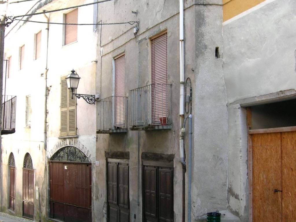 Casa indipendente a Varallo in Via Scarognini - Foto 5