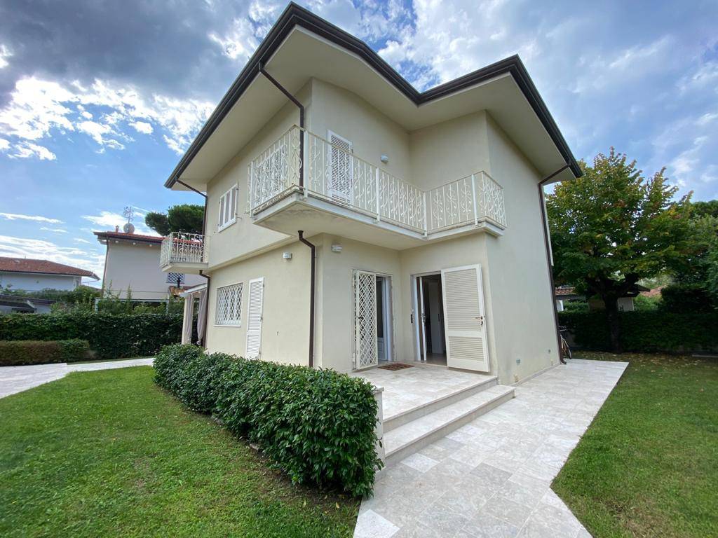 Villa a Forte dei marmi in Via C. Piaggia - Foto 2