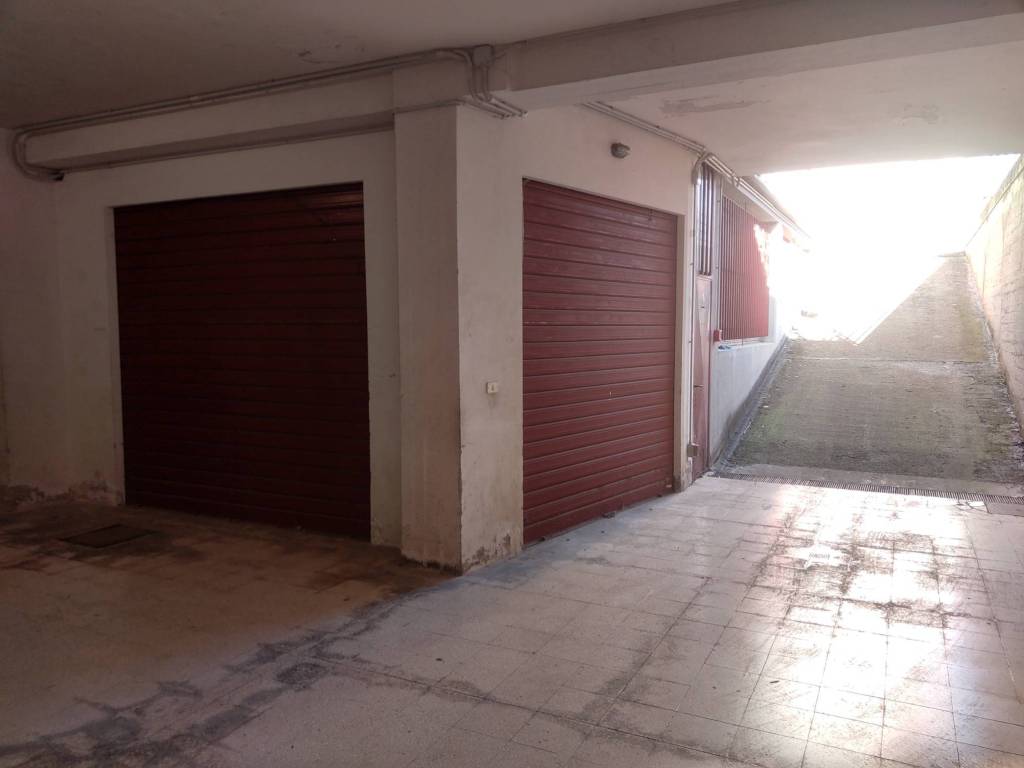 Box / garage a Ascoli piceno in Via Urbisaglia, 5 - Foto 2