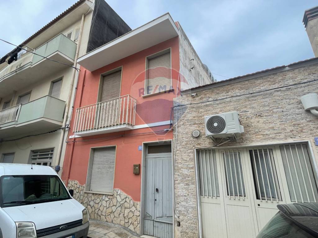 Casa indipendente a Pachino in Viale R. Settimo/ Viale A. Moro - Foto 2