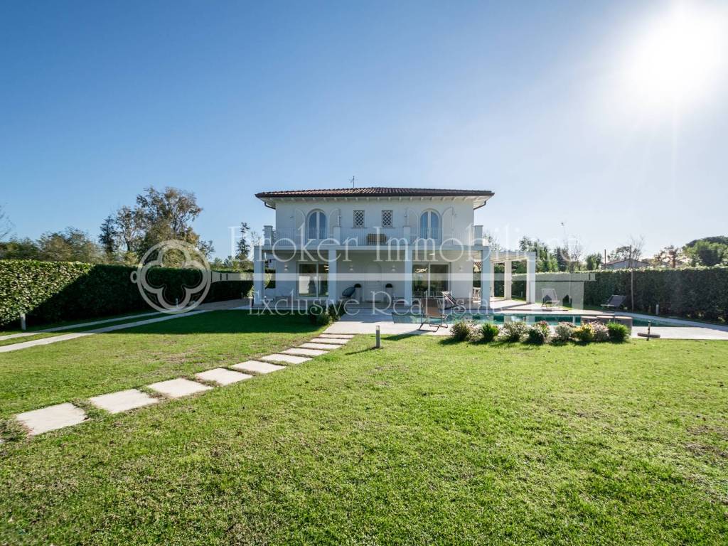 Villa a Pietrasanta in Via Cristoforo Colombo - Foto 2