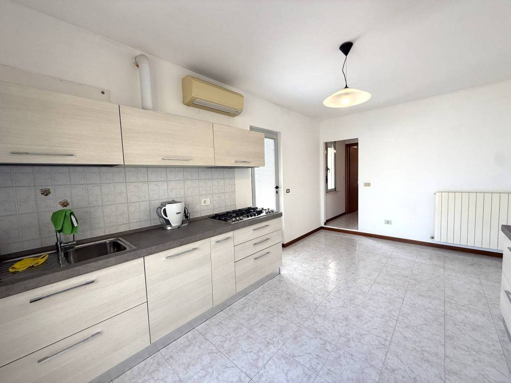 Appartamento a Alba adriatica in Lungomare Guglielmo Marconi, 344 - Foto 2