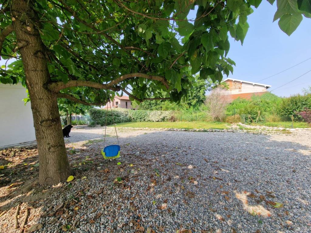 Villa a Oleggio in Corso Giacomo Matteotti, 73 - Foto 3