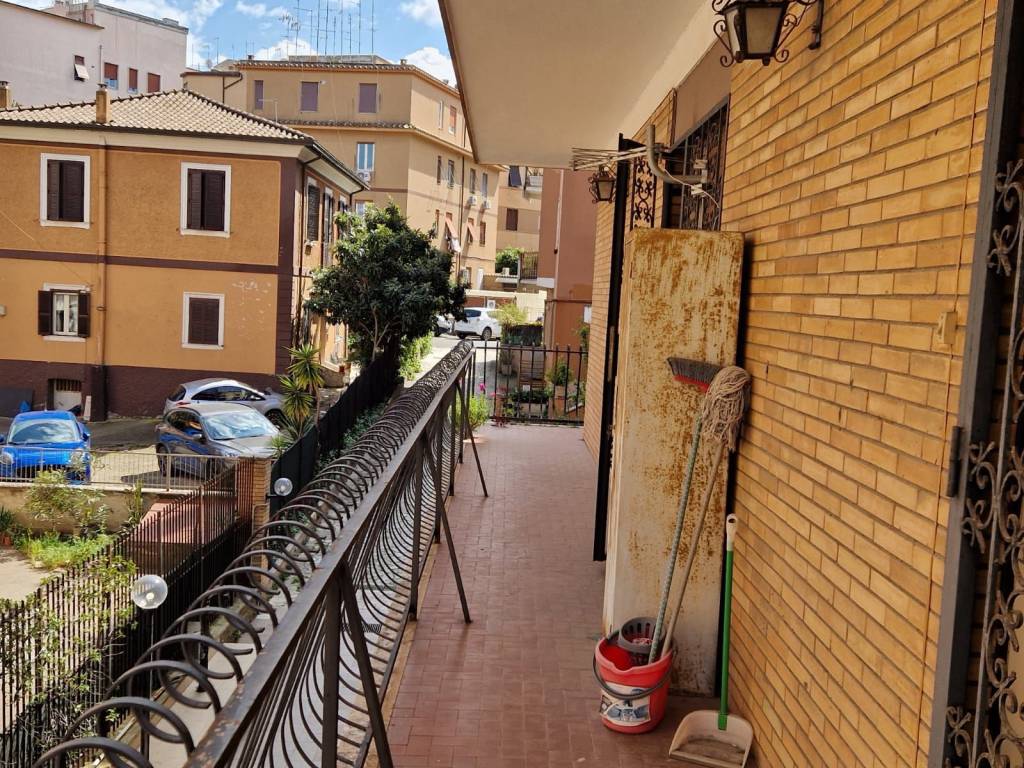 Appartamento a Roma in Via Prospero Santacroce, 128 - Foto 1