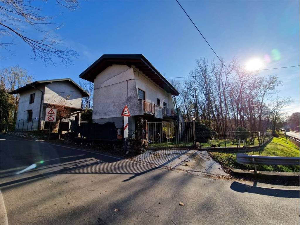 Villa a Besozzo in Via Lago, 101 - Foto 2