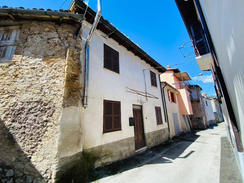 Casa indipendente a Borgorose in Viale Città di Tora - Foto 2
