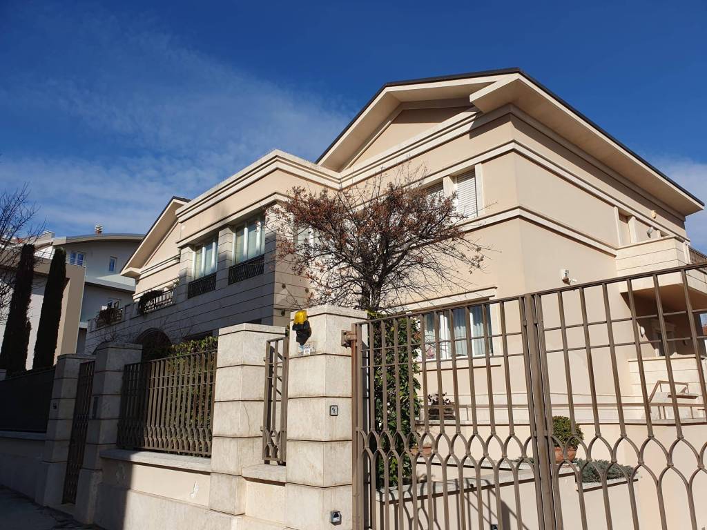 Villa a Avezzano in Via Armando Diaz - Foto 2
