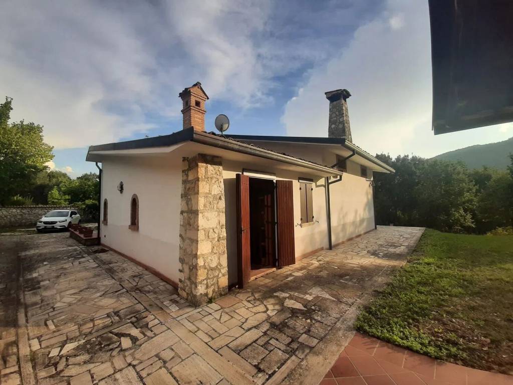 Villa a Magliano de' marsi in Via Vicinale Delle Castagne S.N.C. - Foto 3