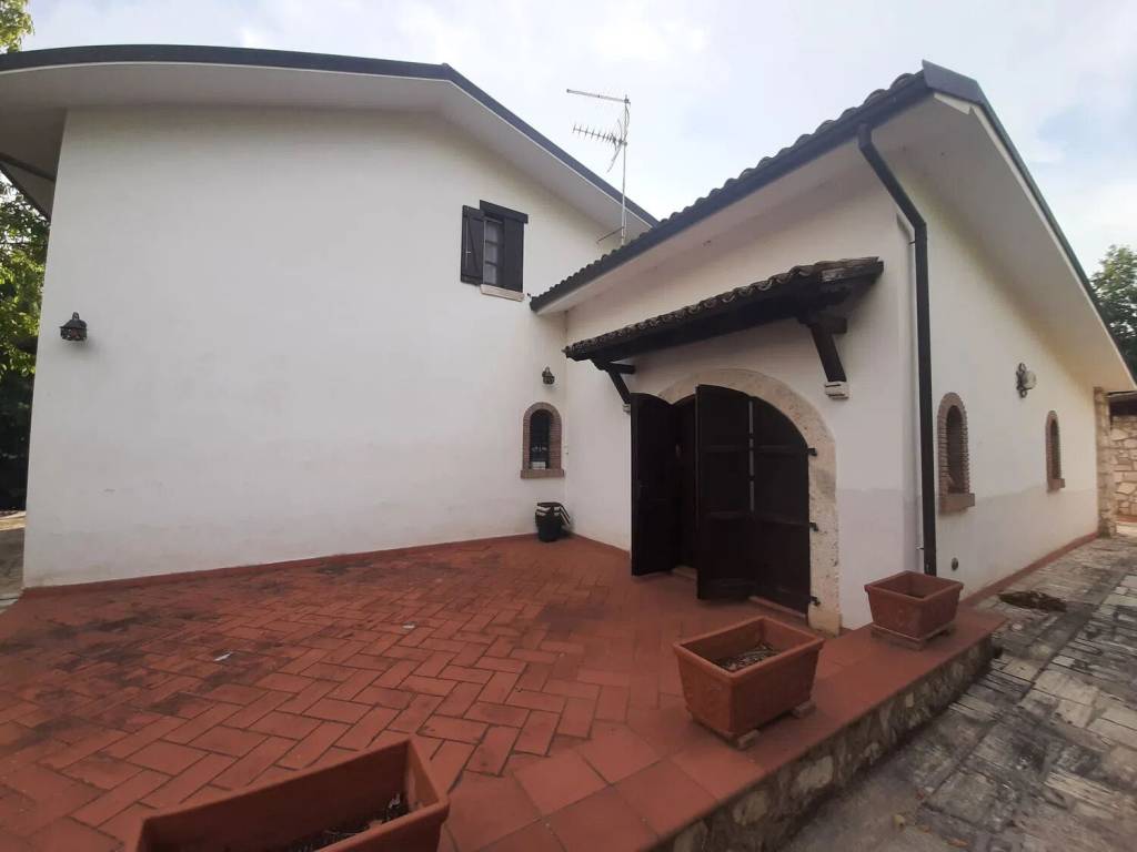 Villa a Magliano de' marsi in Via Vicinale Delle Castagne S.N.C. - Foto 4