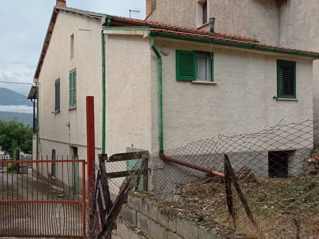 Villa a Gioia dei marsi in Via Gualtrone S.N.C. - Foto 2