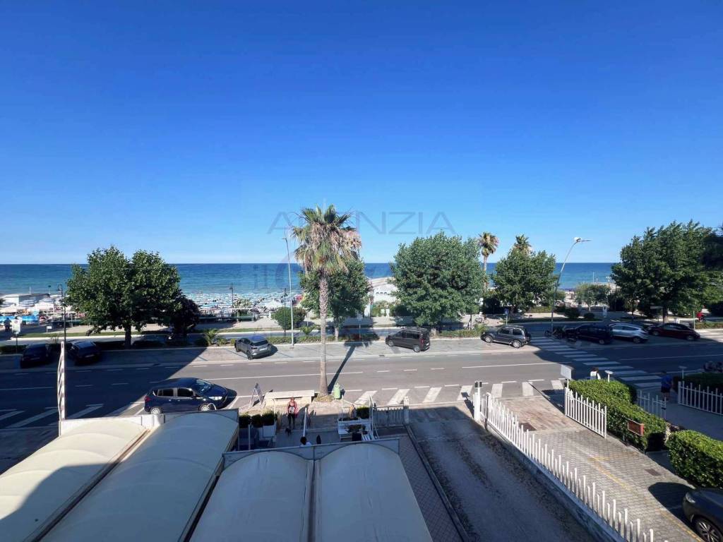 Appartamento a Alba adriatica in Lungomare Guglielmo Marconi, 96 - Foto 2