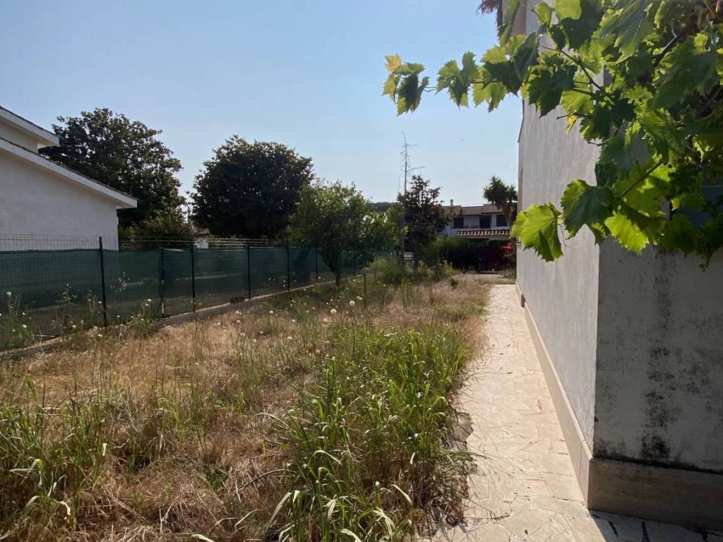 Villa a Sabaudia in Viale delle Peonie - Foto 2