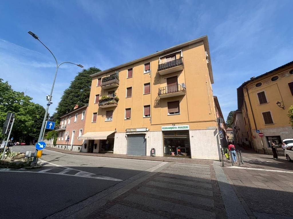 Immobile a Oggiono in PIAZZA SIRONI, 11 - Foto 2