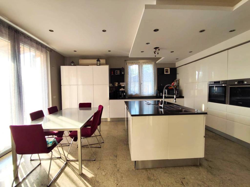 Villa a Venegono inferiore in Via Fratelli Bandiera, 7 - Foto 3