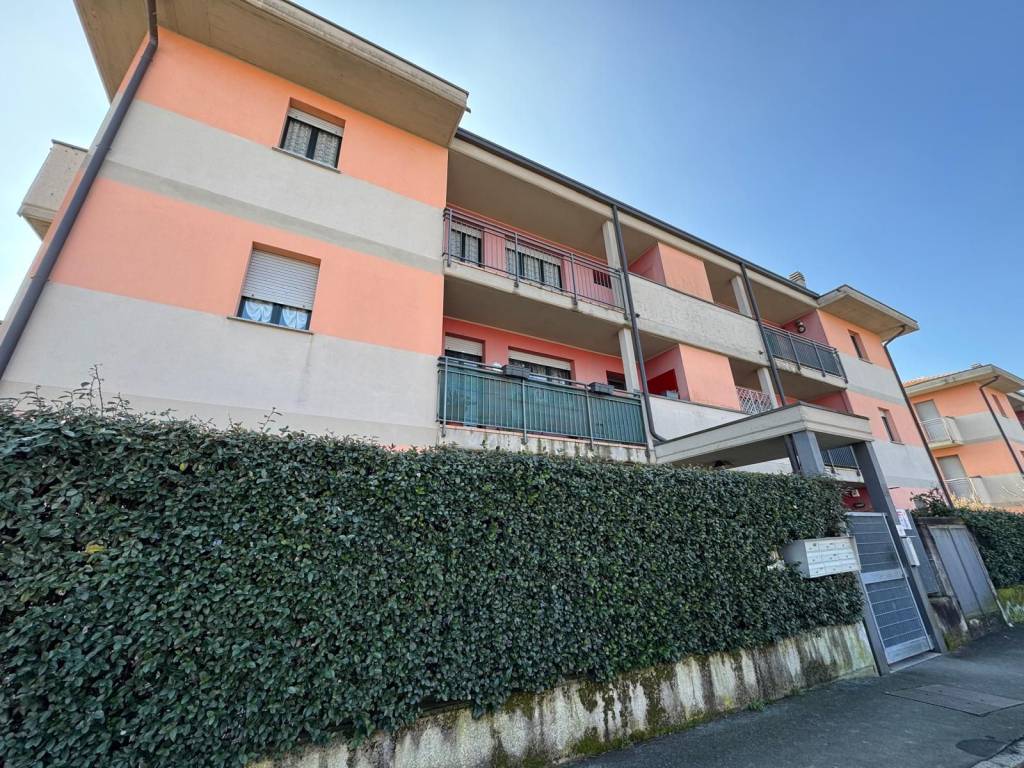 Appartamento a Tradate in Via Francesco Baracca, 37 - Foto 2