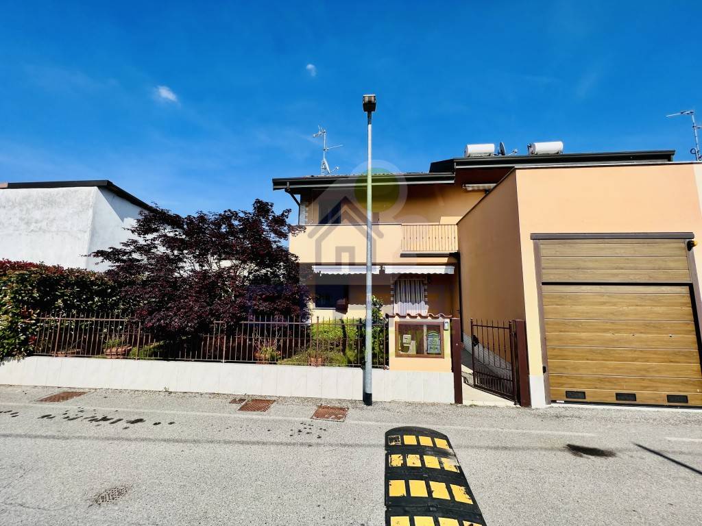 Villetta a schiera a Sant'angelo lodigiano in via San Carlo Borromeo 11 - Foto 3