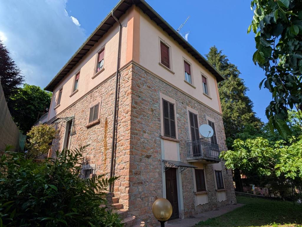 Villa a Cuasso al monte in Via Repubblica, 42 - Foto 2