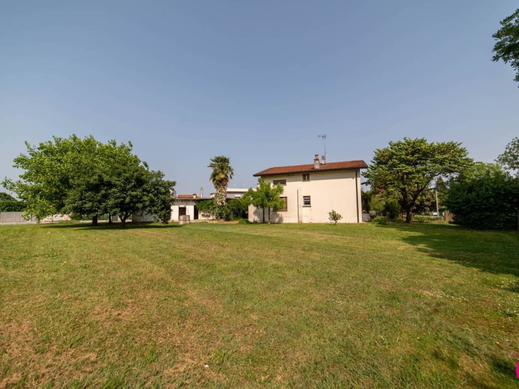 Villa a Azzano decimo in Viale Rimembranze - Foto 2