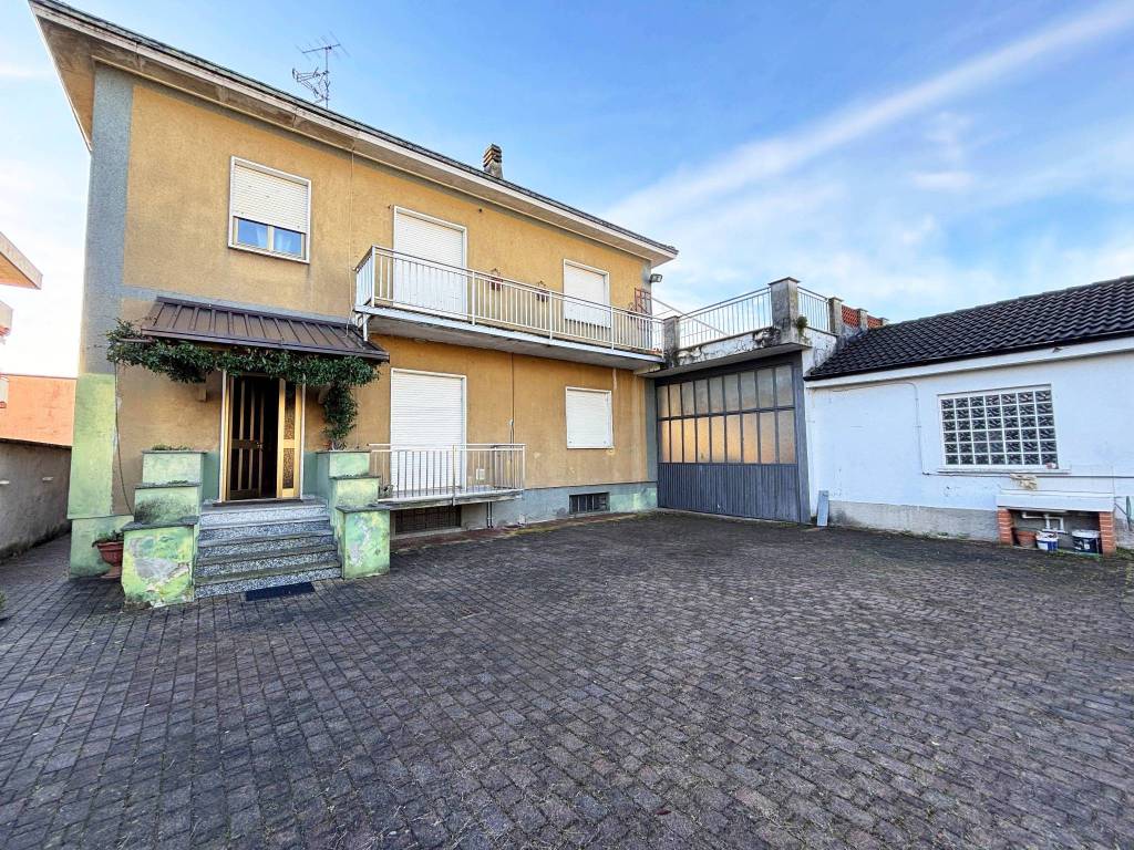 Appartamento a Caronno pertusella in Via Carlo Borroni, 28 - Foto 2