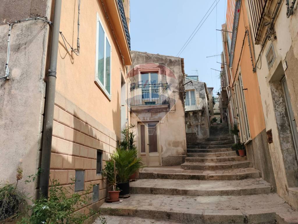 Casa indipendente a Chiaramonte gulfi in via Collegio Vecchio, 15 - Foto 2