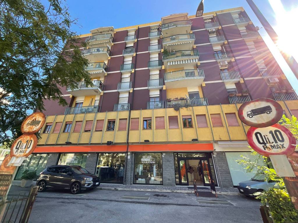 Immobile a Cosenza in Viale Giovanni e Francesca Falcone, 82 - Foto 2