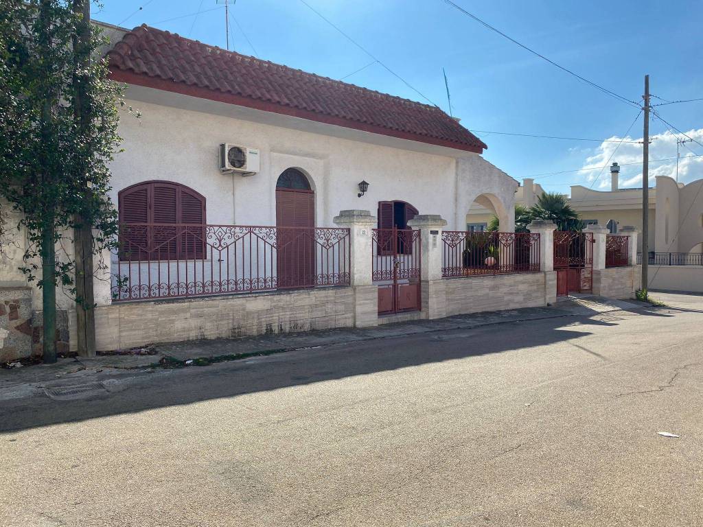 Villa a Salve in Via Martiri di Belfiore, 9 - Foto 2