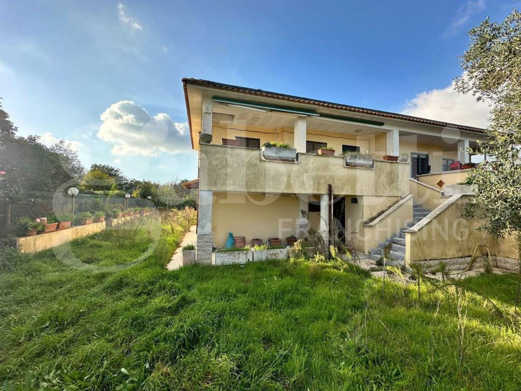 Villa a Aprilia in via luciano manara, 19 - Foto 3