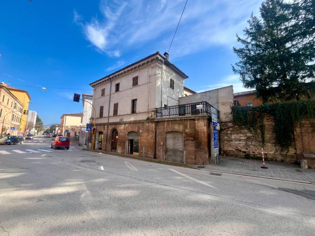 Casa indipendente a Fabriano in VILE IV NOVEMBRE, 107 - Foto 3