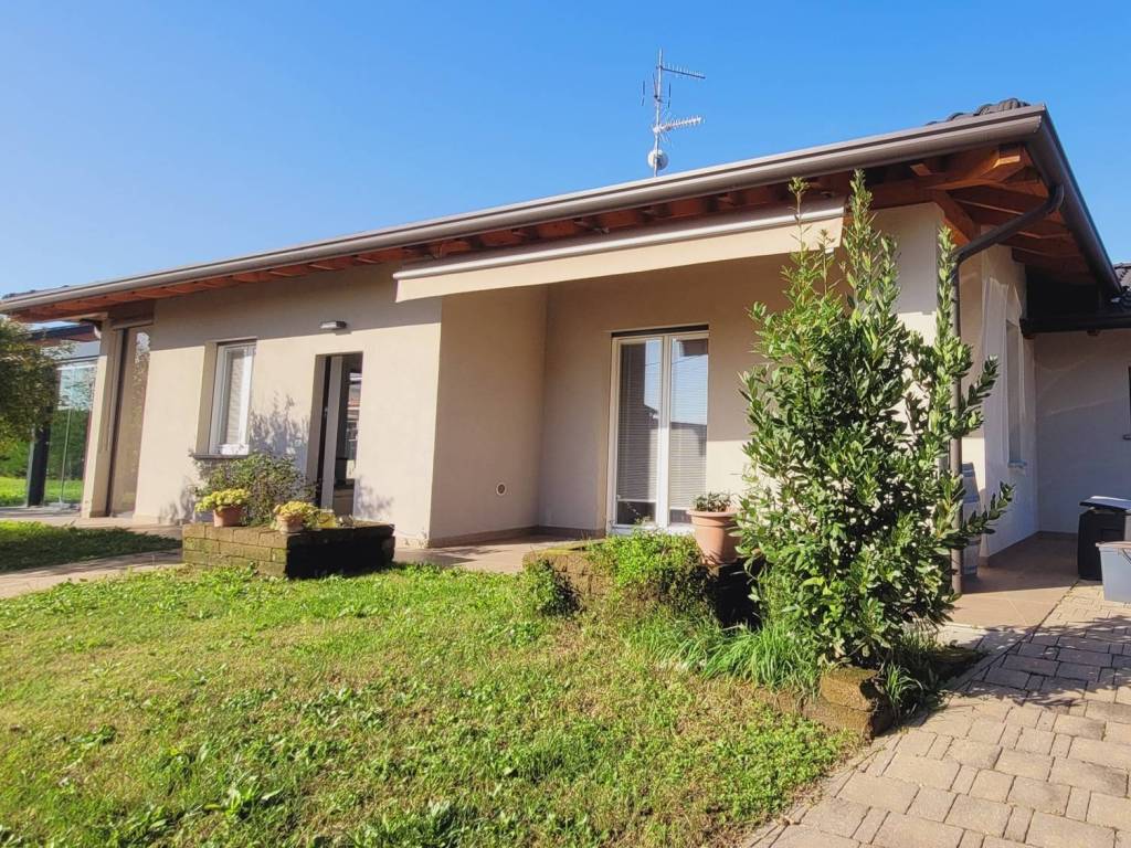 Villa a Carnago in Via Bassone - Foto 4