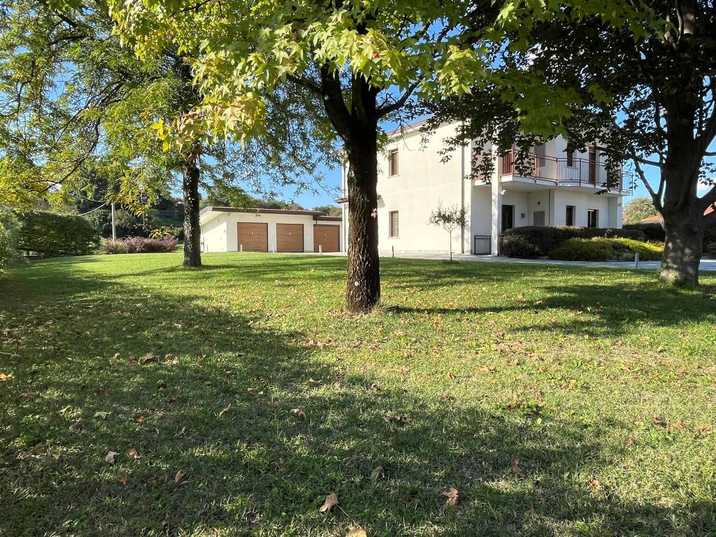 Villa a Merate in Via Alessandro Volta, 19 - Foto 2