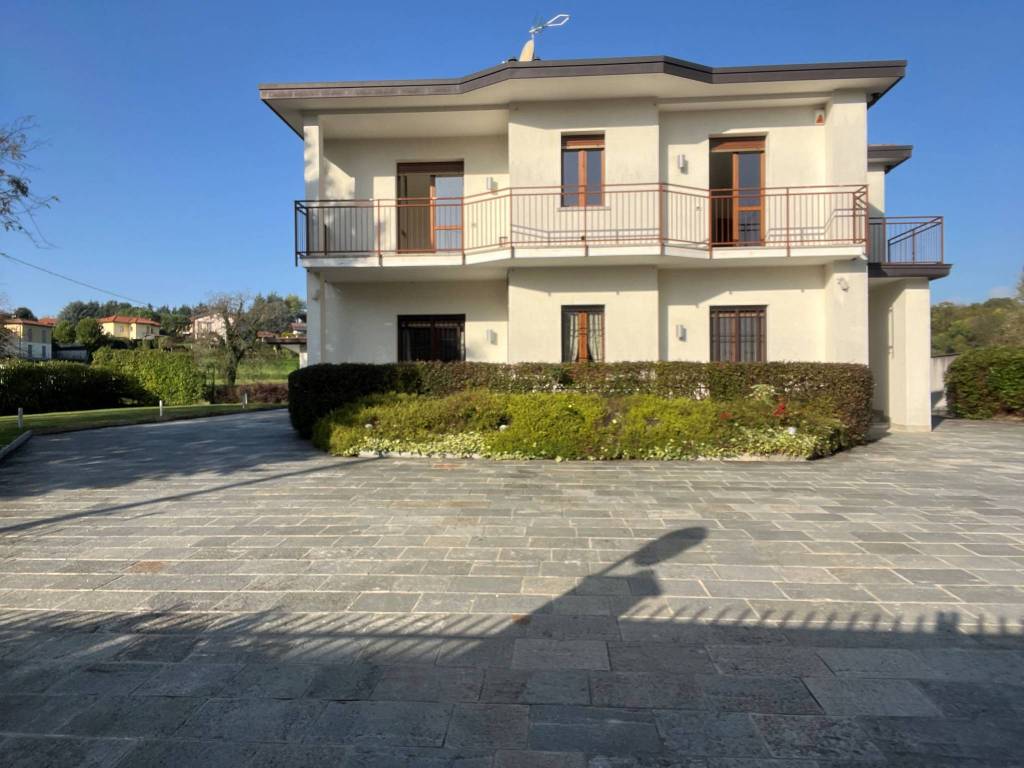 Villa a Merate in Via Alessandro Volta, 19 - Foto 3