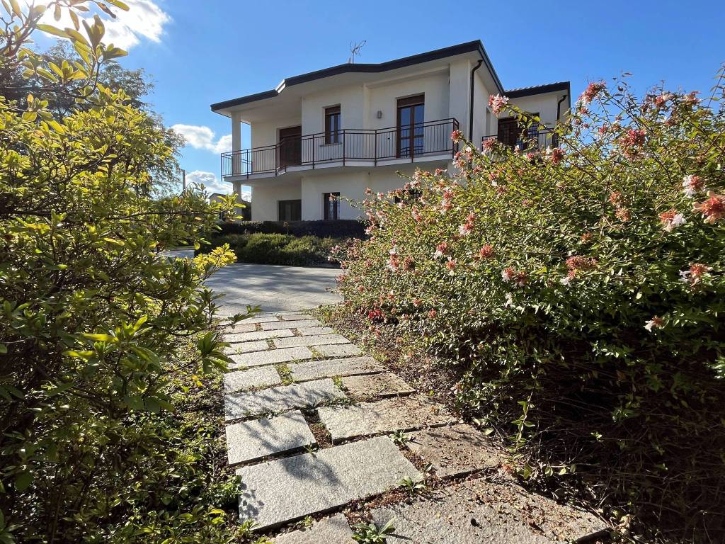 Villa a Merate in Via Alessandro Volta, 19 - Foto 4