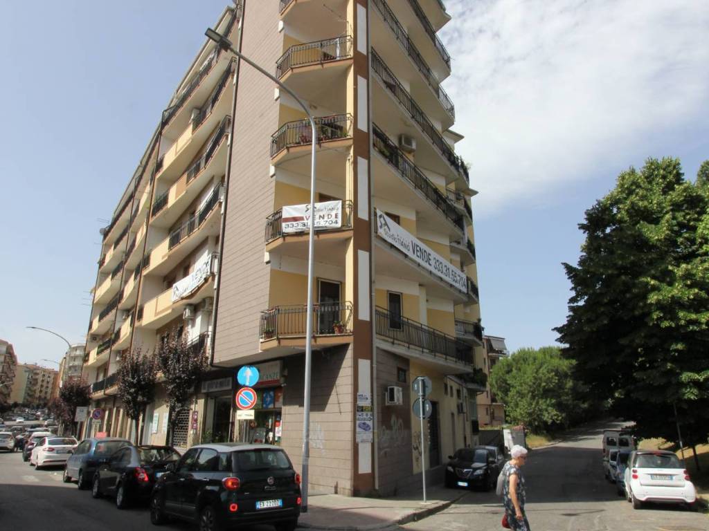 Appartamento a Cosenza in PIAZZA BENAVENTURA ZUMBINI - Foto 2