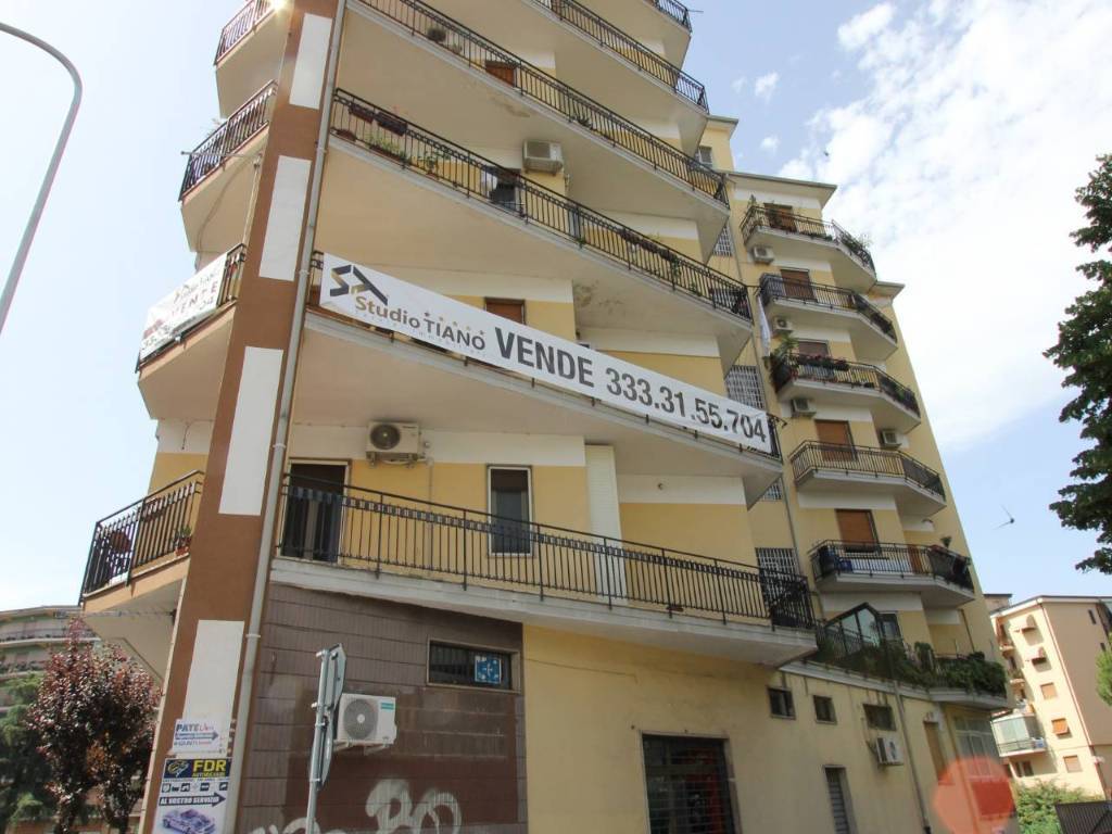 Appartamento a Cosenza in PIAZZA BENAVENTURA ZUMBINI - Foto 3