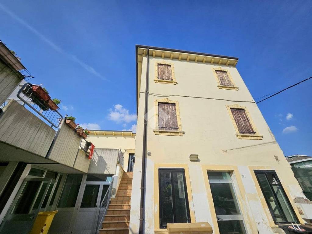 Casa indipendente a San giovanni lupatoto in Via Dott. F. Garofoli, 154 - Foto 2