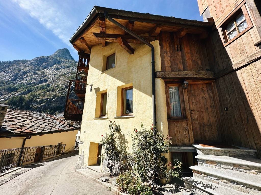 Appartamento a Courmayeur in Via Trou Des Romains - Foto 2