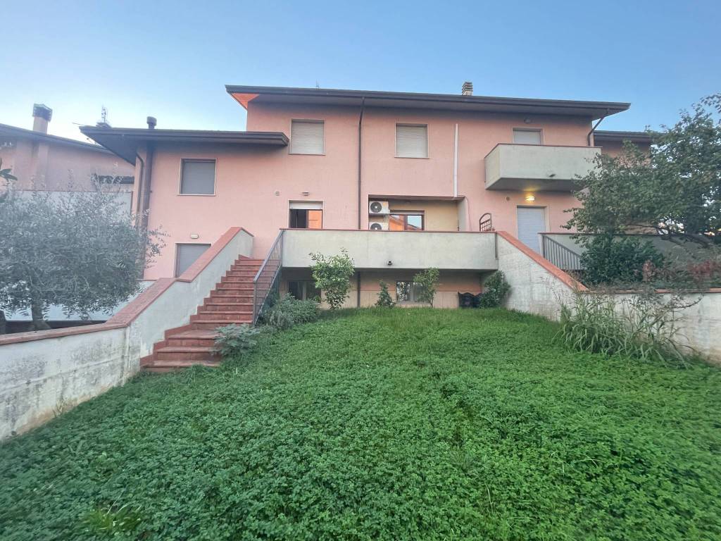 Villetta a schiera a Passignano sul trasimeno in Via Ezio Vignoli - Foto 2