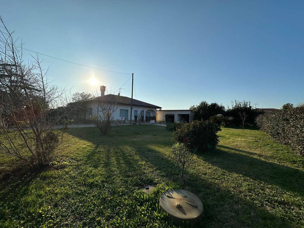 Casa indipendente a Latina in Strada del Pantanello - Foto 2