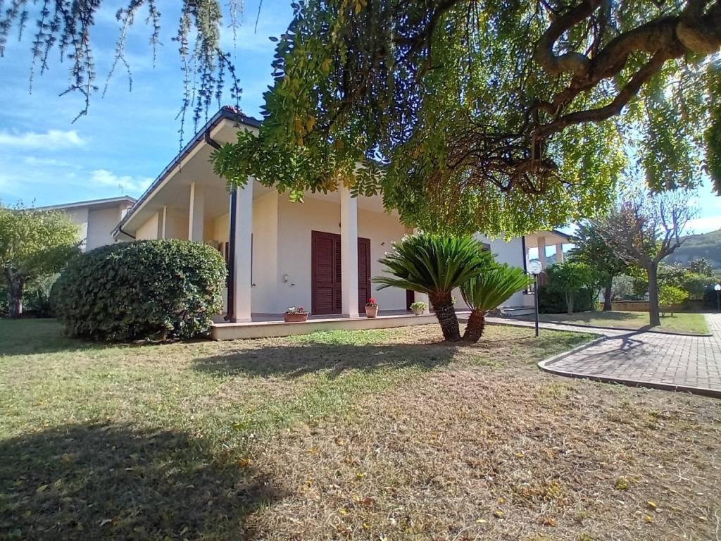 Villa a Bolognano in Via Fiume Orta, 6 - Foto 2